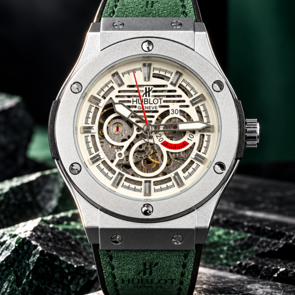 Hublot Automatic Blanc avec mécanisme apparent et détails métalliques.